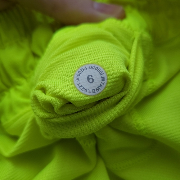 🍋Like New Lululemon Hotty Hot Short II *Long 4" - Picture 6 of 11